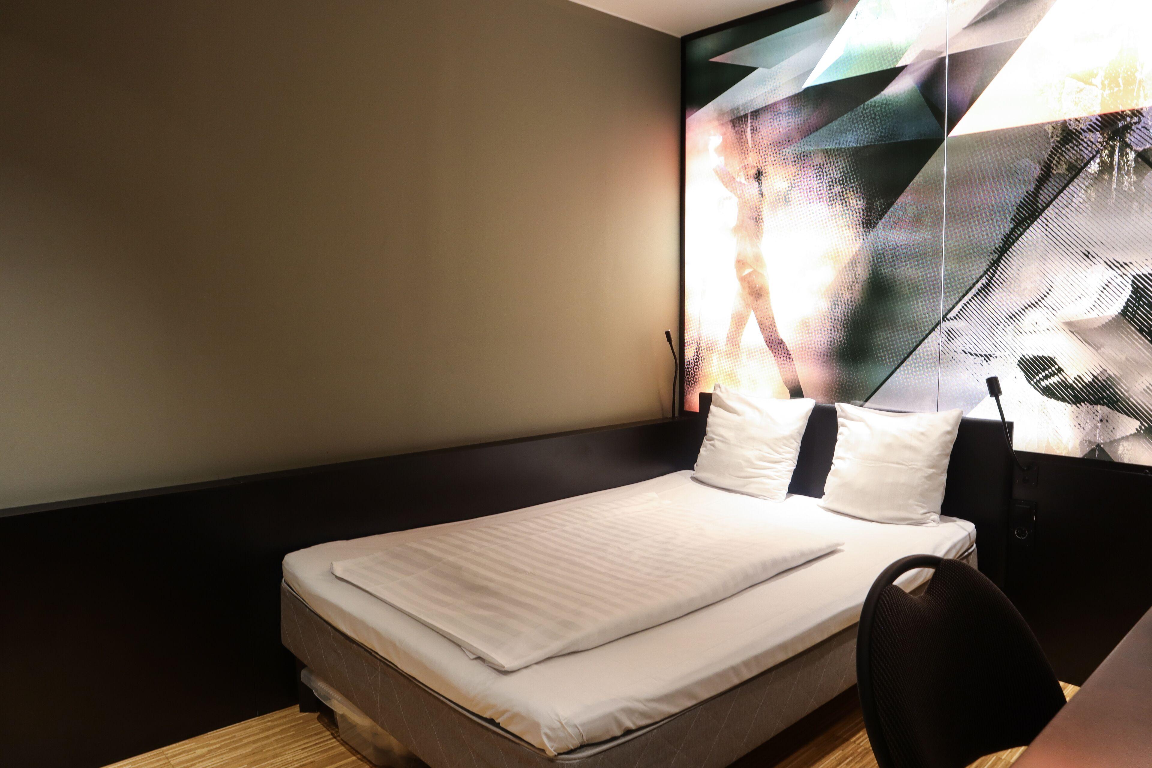 Compact Double Room without Window,687130437:JPEG